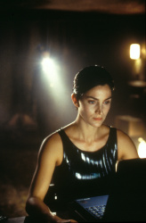 Carrie Anne Moss - Laurence Fishburne, Carrie-Anne Moss, Keanu Reeves - Промо стиль и постеры к фильму "The Matrix (Матрица)", 1999 (20хHQ) ViNHsmJX