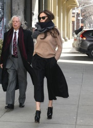 Victoria Beckham - Out and about in NYC - February 16, 2015 (13xHQ) WO65KB6T