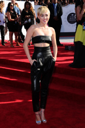 Miley Cyrus - 2014 MTV Video Music Awards in Los Angeles, August 24, 2014 - 350xHQ WTKOeQ6l