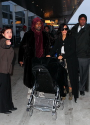 Kim Kardashian - At JFK Airport in New York City with Kanye West (2015. 02. 09) (44xHQ) WhZW3Jez