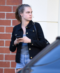 Cara Delevingne - Out and about in Los Angeles, 6 января 2015 (24xHQ) Wnu8Az8T