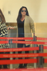 Holly Marie Combs - Shannen Doherty и Holly Marie Combs - arriving in Sydney, 26 марта 2014 (50xHQ) XKzetBA0