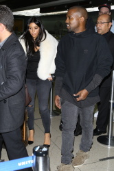 Kanye West - Kim Kardashian & Kanye West - At LAX Airport in Los Angeles, 7 января 2015 (68xHQ) XdJ8PM05
