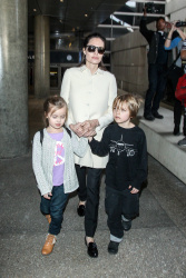 Angelina Jolie - LAX Airport - February 11, 2015 (185xHQ) YKVvsYvN