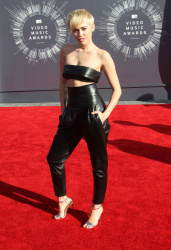 Miley Cyrus - 2014 MTV Video Music Awards in Los Angeles, August 24, 2014 - 350xHQ YLWe0Hor