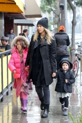 Jessica Alba - Shopping with her daughters in Los Angeles, 10 января 2015 (89xHQ) YxY6mDkH