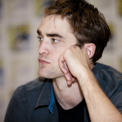 Robert Pattinson - Robert Pattinson - "The Twilight Saga: Breaking Dawn. Part 1" press conference portraits by Armando Gallo (San Diego, July 21, 2011) - 34xHQ Yyo1Vh9m
