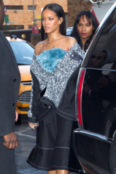 Kanye West - Rihanna - Arriving at Kanye West's fashion show in NYC - February 12, 2015 (13xHQ) ZX5ptbBC