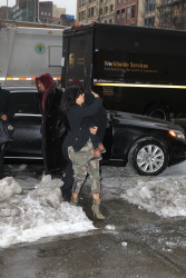Kim Kardashian - At JFK Airport in New York City with Kanye West (2015. 02. 09) (44xHQ) ZeXZ4rAi